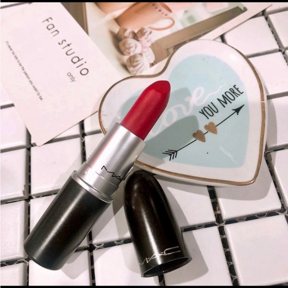 MAC Ruby Woo Retro Matte Lipstick - Picture 7 of 12